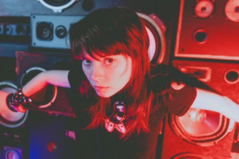 Industrial Rock Artist Staytus Fuses Grunge Fury And Cinematic Tension On “Kiss N Tell”