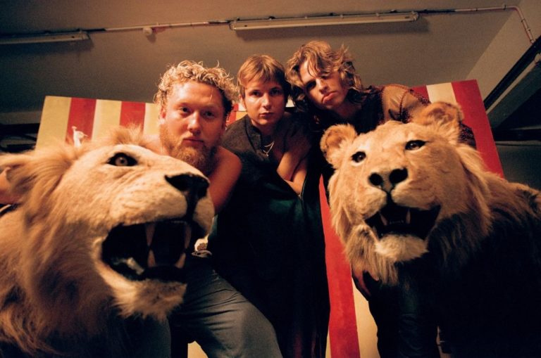 Psychedelic Trio The Stingrays Drift And Detonate On ‘Summer of You’