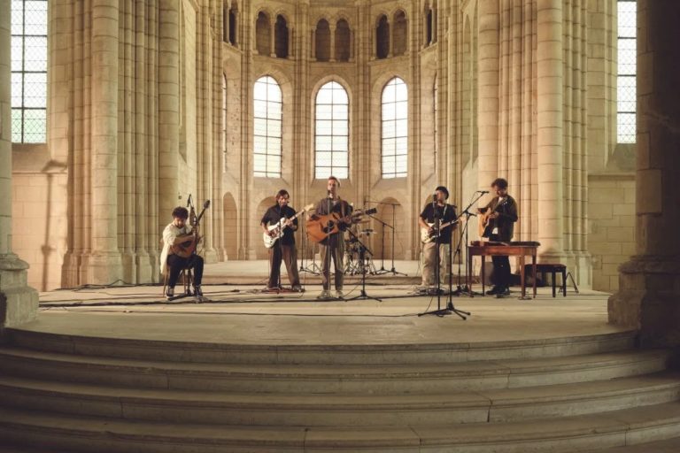 French Alt.Rock Outfit Paerish Reimagine “Houses of American Style” On ‘The Soissons Sessions’