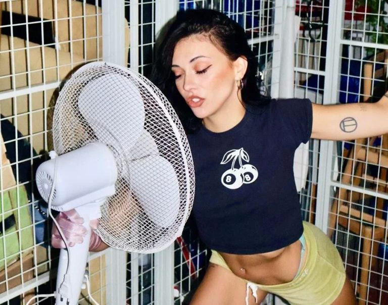 Electro-Punk Innovator Debbie Sings Releases New EP ‘Oh My’ And Hyperactive Single “Sucker Punch”