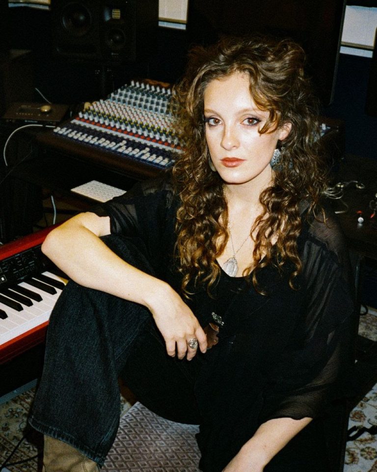 Newcastle Indie Riser Heidi Curtis Signs to AWAL and Delivers Stunning New Single “Siren”