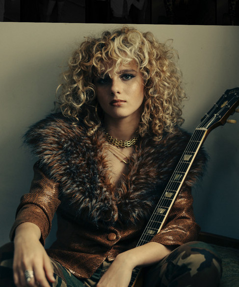 Nashville’s Guitar Hero Grace Bowers Honored Chaka Khan At The 2026 Resonator Awards