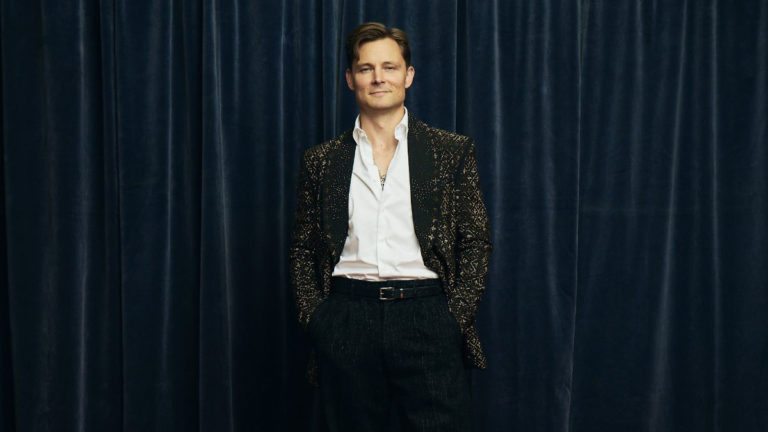 Country Rocker Frankie Ballard Steps Into a New Chapter with Honest and Gritty New Single “Money Runs Out”