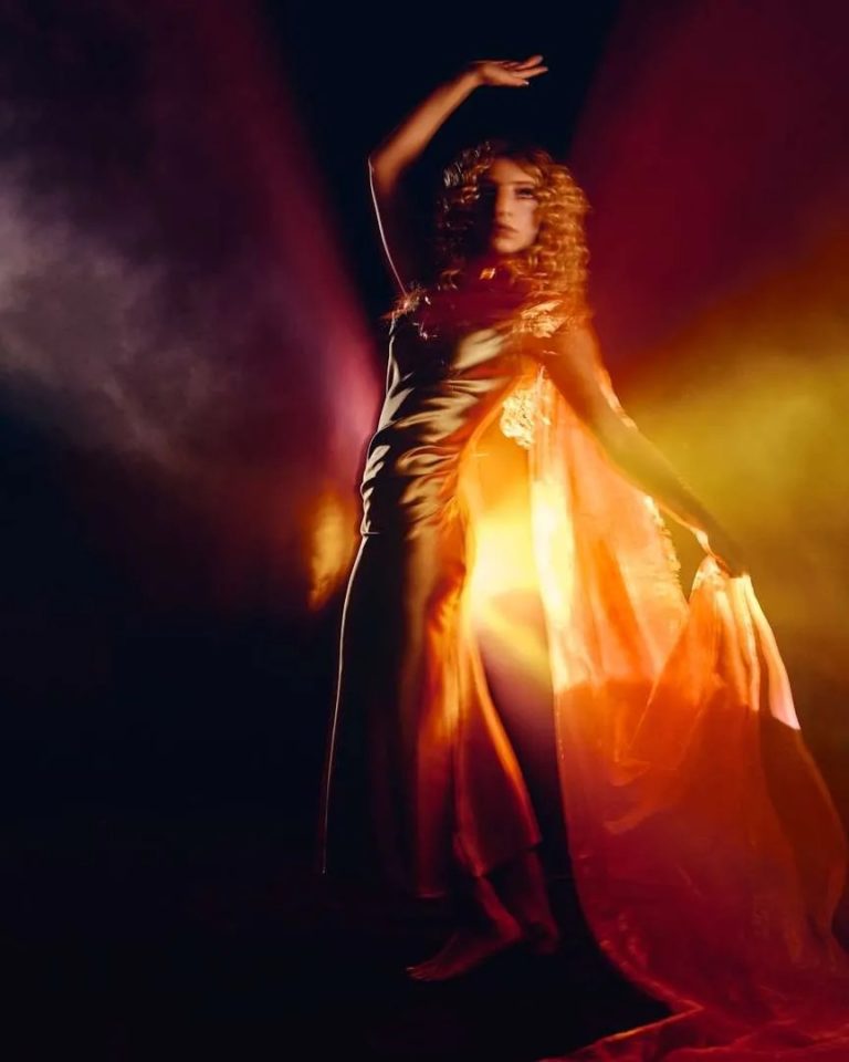 Emerging Singer-Songwriter Lola Bates Commands Attention With Dark, Sultry Debut Single “Girl’s Girl”