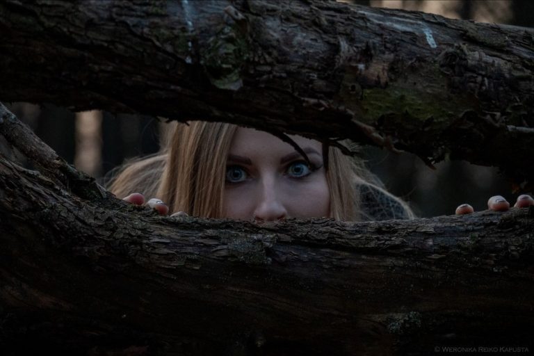 Polish Dark Folk Artist Ols Closes the ‘Poświaty’ Chapter With Haunting New Video for “bez nas”