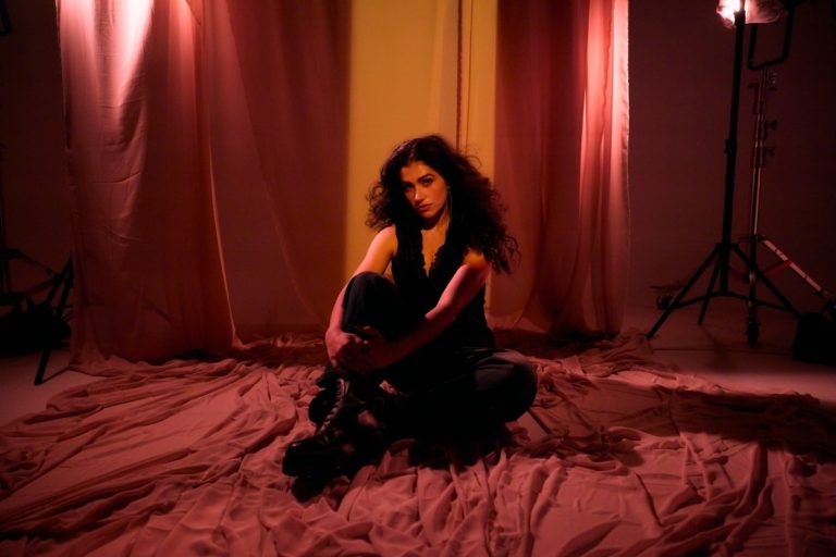 Nashville Alt-Pop Rising Star Caroline Romano Captures the Beautiful Chaos of Falling on EP ‘it took me falling’