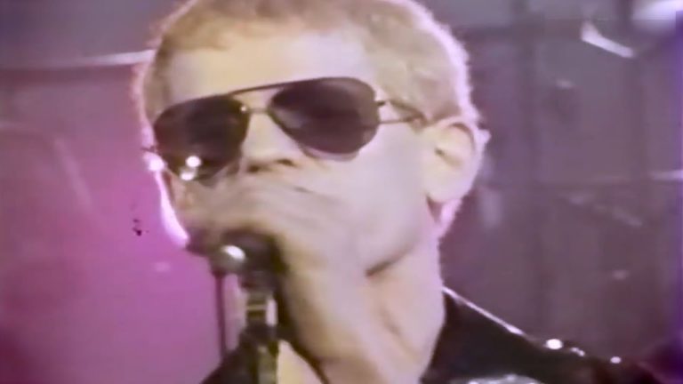 Video: Lou Reed Delivers a Masterful “Sweet Jane” in This Stunning 1974 Paris Performance