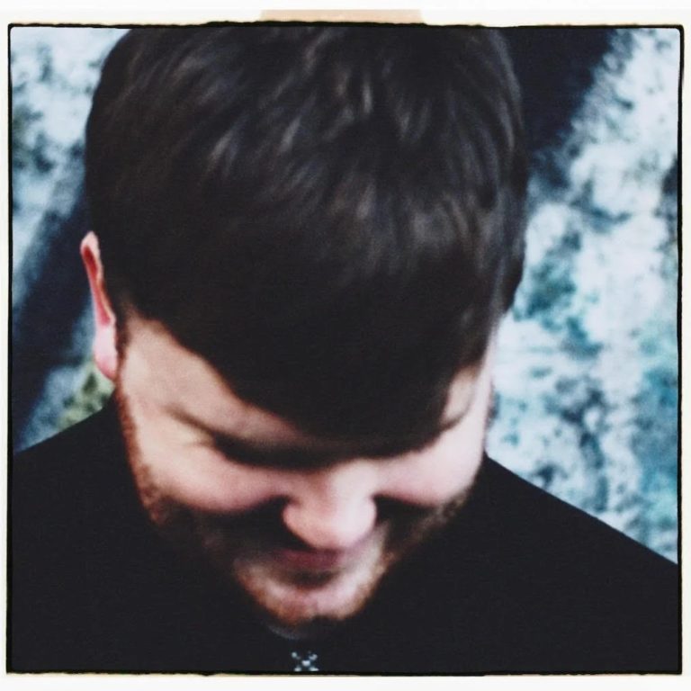 Donegal Folk-Pop Newcomer Kevin Laughlin Introduces Himself With Debut Single “Play It Cool”